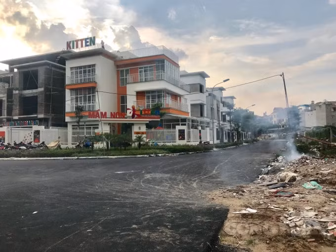 Rác được đốt cháy, bốc mùi khét lẹt bay thẳng vào khu vực trường mầm non