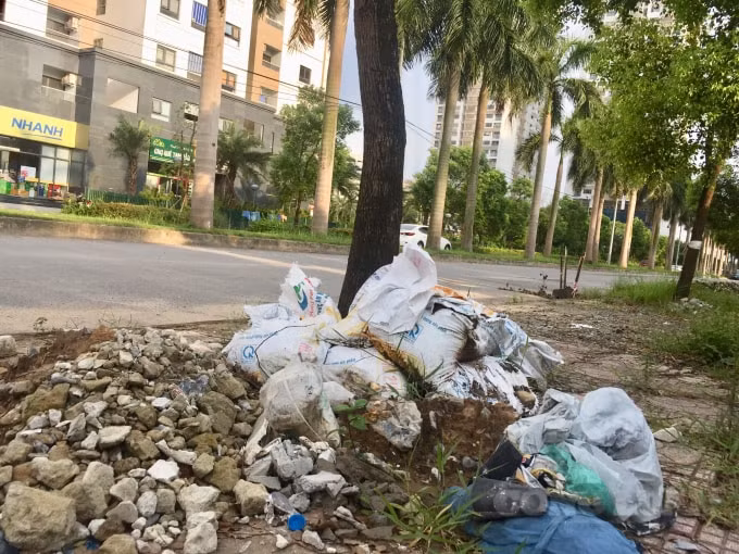 Vỉa hè, lòng đường Khu đô thị Ngoại Giao Đoàn ngập ngụa rác