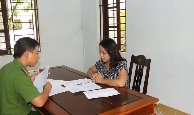 Đối tượng cầm đầu Đinh Thị Nga tại cơ quan công an. Ảnh CAHT