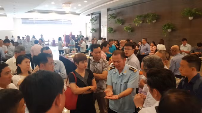 Cục trưởng HQ TP. HCM Đinh Ngọc Thắng trực tiếp giải thích các ý kiến của doanh nghiệp