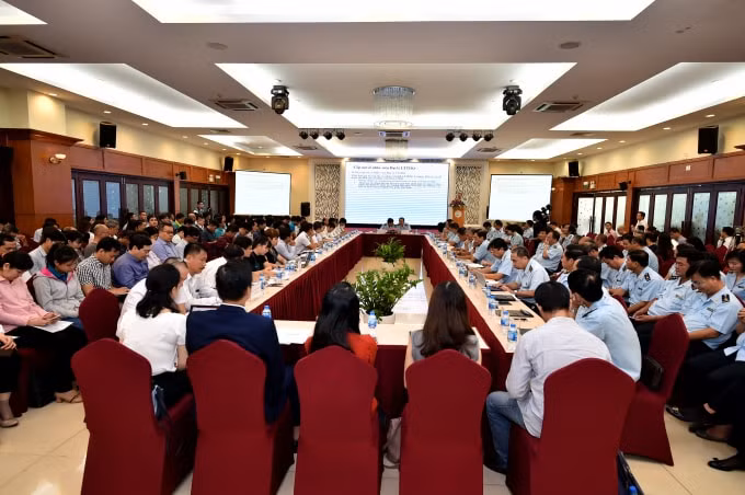 Đông đảo các doanh nghiệp đến dự buổi đối thoại trực tiếp với các đơn vị nghiệp vụ Hải Quan