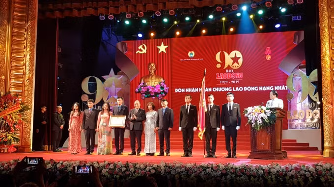 Thủ tướng Chính phủ Nguyễn Xuân Phúc đã trao tặng Huân chương Lao Động hạng Nhất cho báo Lao Động. Ảnh: Hoàng Huy