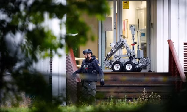 Cảnh sát bên ngoài nhà thờ Al-Noor. Ảnh: Reuters