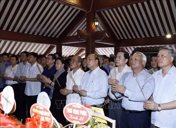 Thủ tướng Nguyễn Xuân Phúc, Chủ tịch Quốc hội Nguyễn Thị Kim Ngân và các đồng chí lãnh đạo, nguyên lãnh đạo Đảng, Nhà nước, MTTQ Việt Nam dâng hương tưởng nhớ, tri ân công lao to lớn của Chủ tịch Hồ Chí Minh. Ảnh: TTXVN