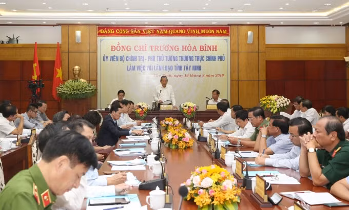 Phó Thủ tướng Thường trực yêu cầu các lực lượng phải có nghiệp vụ giỏi để đánh cho trúng, cho đúng đối tượng và hàng hoá buôn lậu, làm tốt công tác dân vận để người dân tham gia và tố giác tội phạm. Ảnh: VGP