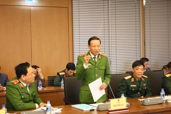 Thứ trưởng Lê Quý Vương báo cáo tóm tắt tình hình thực hiện chính sách, pháp luật về PCCC giai đoạn 2014 - 2018. Ảnh: Cổng TTĐT Bộ Công an