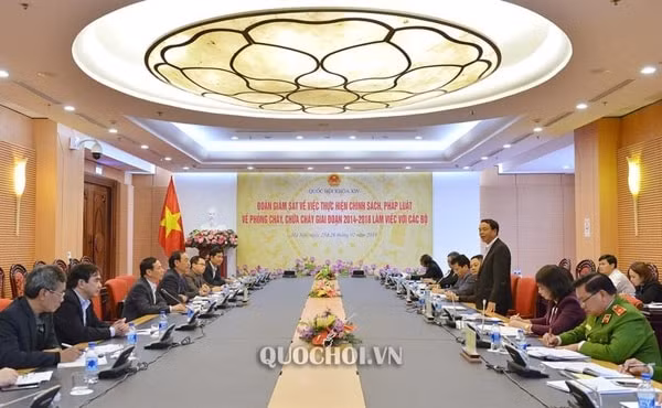 Đoàn giám sát của Quốc hội việc thực hiện chính sách pháp luật về phòng cháy, chữa cháy giai đoạn 2014 - 2018 làm việc với Bộ Giao thông Vận tải. Ảnh: quochoi.vn