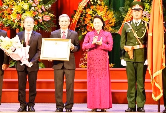 Chủ tịch Quốc hội Nguyễn Thị Kim Ngân trao Huân chương Độc lập hạng nhất của Chủ tịch nước cho Lãnh đạo và nhân dân tỉnh Thừa Thiên Huế.