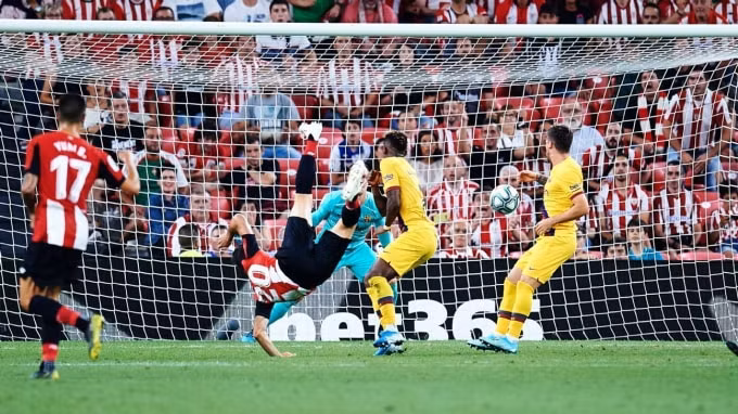 Cận cảnh pha ghi bàn đẳng cấp của Aduriz ấn định chiến thắng cho Athletic Bilbao. Ảnh: Getty
