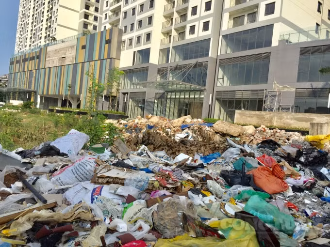 Rác thải bủa vây khu đô thị Ngoại Giao Đoàn