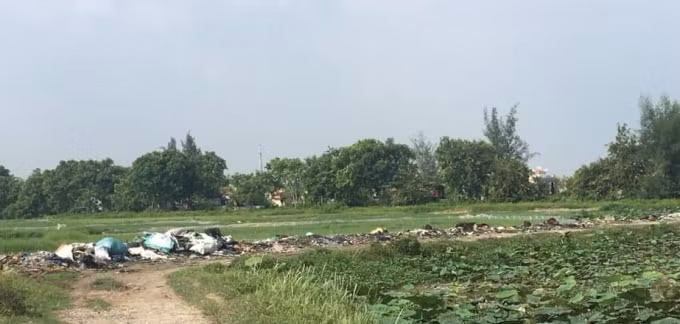 Con đường ra nghĩa trang Đồng Cống phường Tràng Minh ngập trong rác thải.