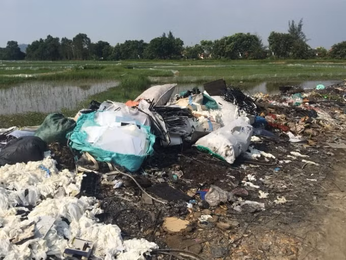 Rác thải được chất thành đống và đốt trong đêm.
