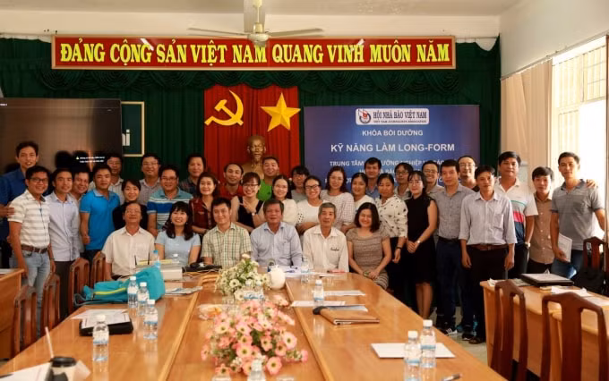 Các học viên lớp học nghiệp vụ chụp ảnh lưu niệm.