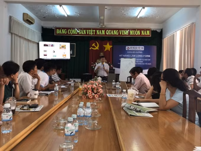 Các lớp học nghiệp vụ cho hội viên, nhà báo.