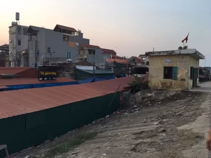 Khu vực xây dựng của chợ Văn Thai vi phạm hành lang an toàn đê điều nhưng chưa được xử lý.