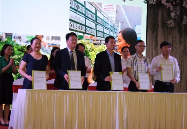 Đại diện các doanh nghiệp ký cam kết phòng chống rác thải nhựa trong sản xuất, phân phối tiêu dùng.