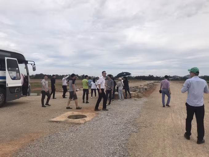 Nhà đầu tư tham quan đất đấu giá Đông Sơn