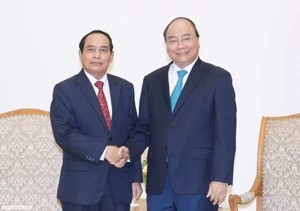 Thủ tướng Chính phủ Nguyễn Xuân Phúc tiếp đồng chí Bounthong Chithmany, Phó Thủ tướng Chính phủ Lào. Ảnh: VGP