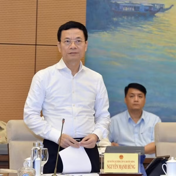 Bộ trưởng Nguyễn Mạnh Hùng trả lời chất vấn. Ảnh VGP