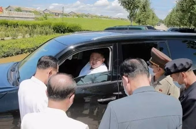 ong kim jong un nhan qua xe hoi tu tong thong vladimir putin hinh 2
