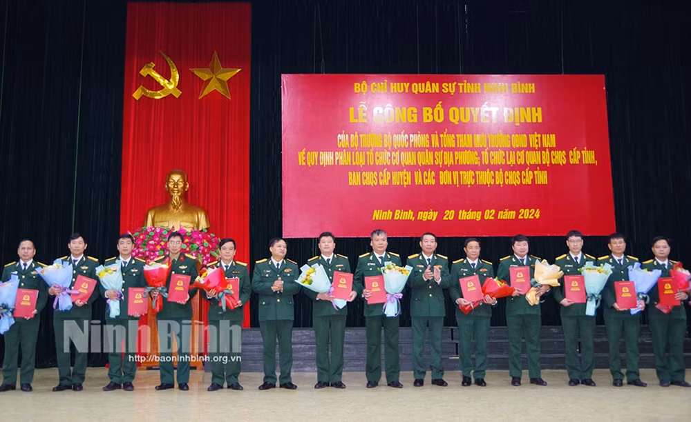 cong bo quyet dinh to chuc lai co quan bo chi huy quan su tinh ninh binh hinh 2