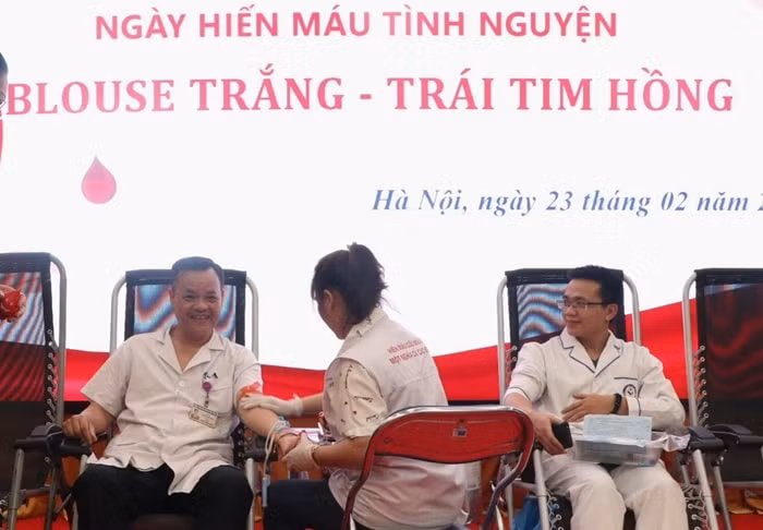 bac si hien mau vi nguoi benh co nguoi da hien mau den tren 40 lan hinh 1