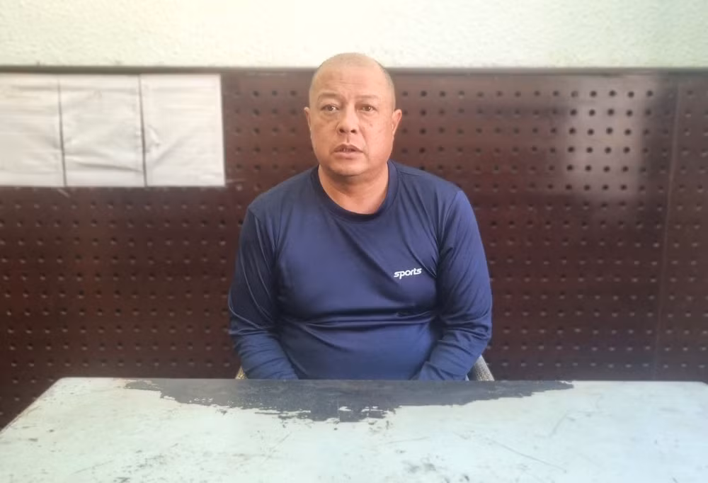 tam giu doi tuong thong chot kiem tra nong do con danh csgt gay tay hinh 1