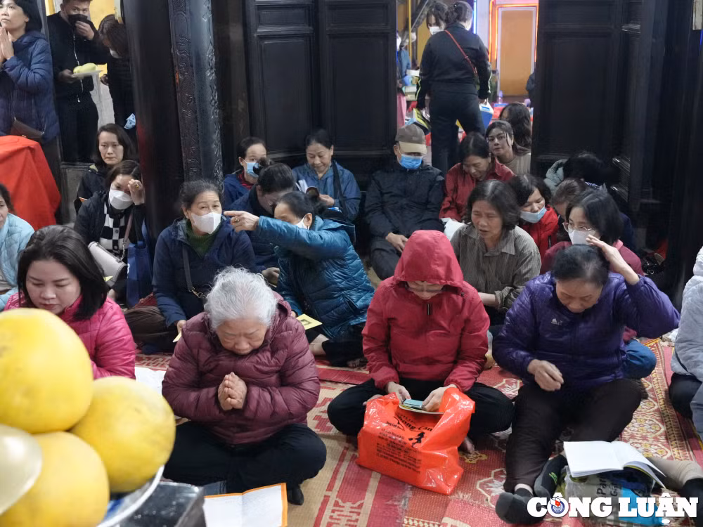 ha noi dong dao nguoi dan du dai le cau an trong di tich chua phuc khanh hinh 11