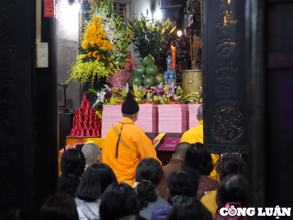 ha noi dong dao nguoi dan du dai le cau an trong di tich chua phuc khanh hinh 3