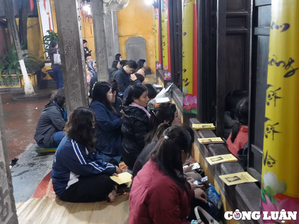 ha noi dong dao nguoi dan du dai le cau an trong di tich chua phuc khanh hinh 9