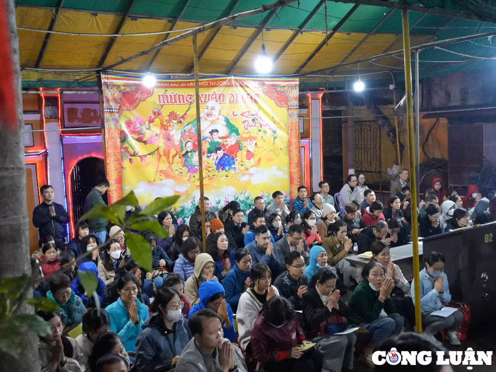 ha noi dong dao nguoi dan du dai le cau an trong di tich chua phuc khanh hinh 2
