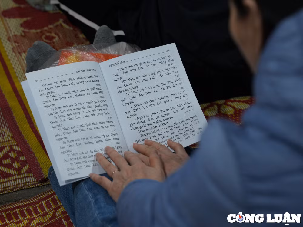 ha noi dong dao nguoi dan du dai le cau an trong di tich chua phuc khanh hinh 8