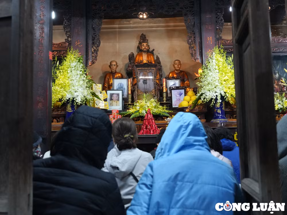 ha noi dong dao nguoi dan du dai le cau an trong di tich chua phuc khanh hinh 4