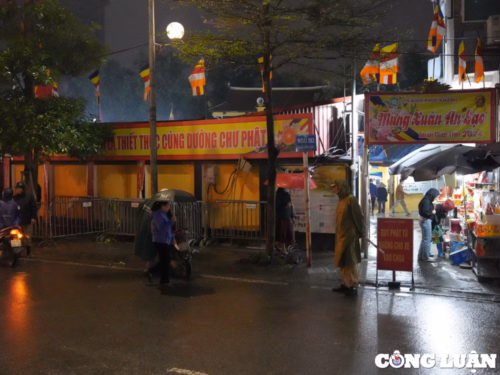 ha noi dong dao nguoi dan du dai le cau an trong di tich chua phuc khanh hinh 5
