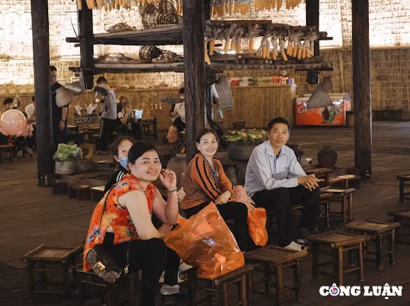 sieu thu vi voi trai nghiem sinh hoat cong dong cua cu dan co trang an tai dao khe coc hinh 2