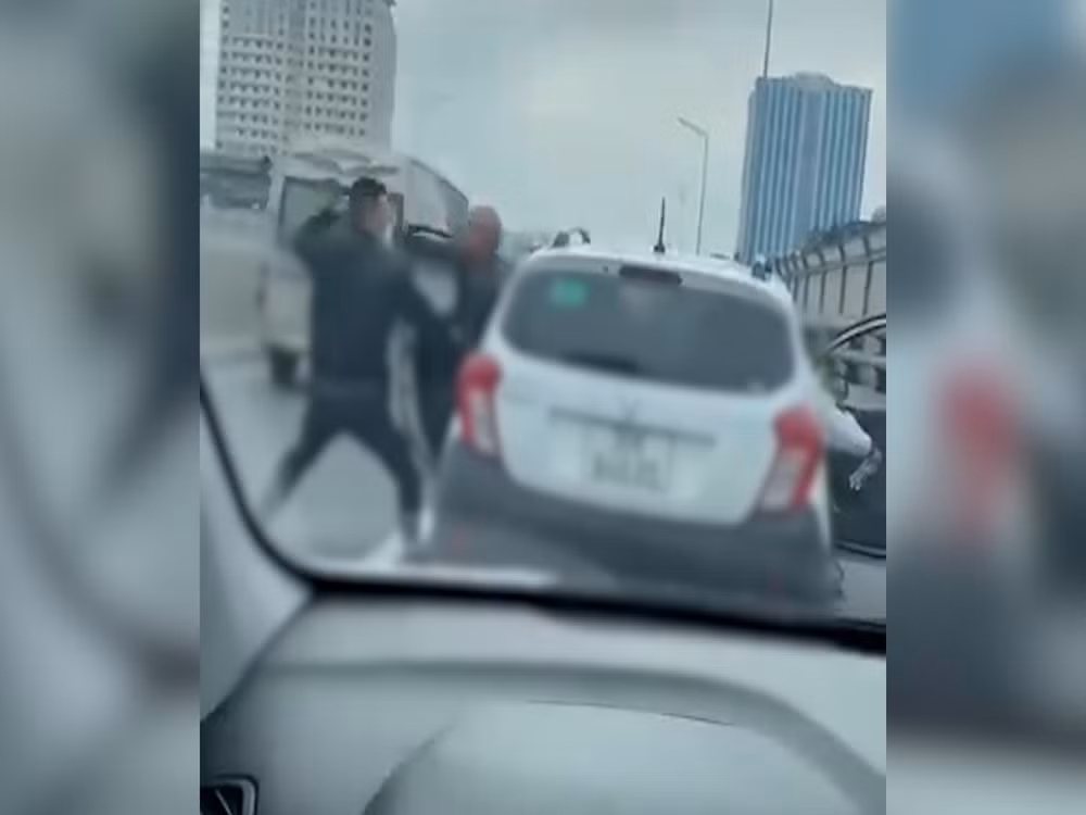 xac minh hai thanh nien di xe may tat dau oto danh nguoi tren duong vanh dai 2 hinh 2