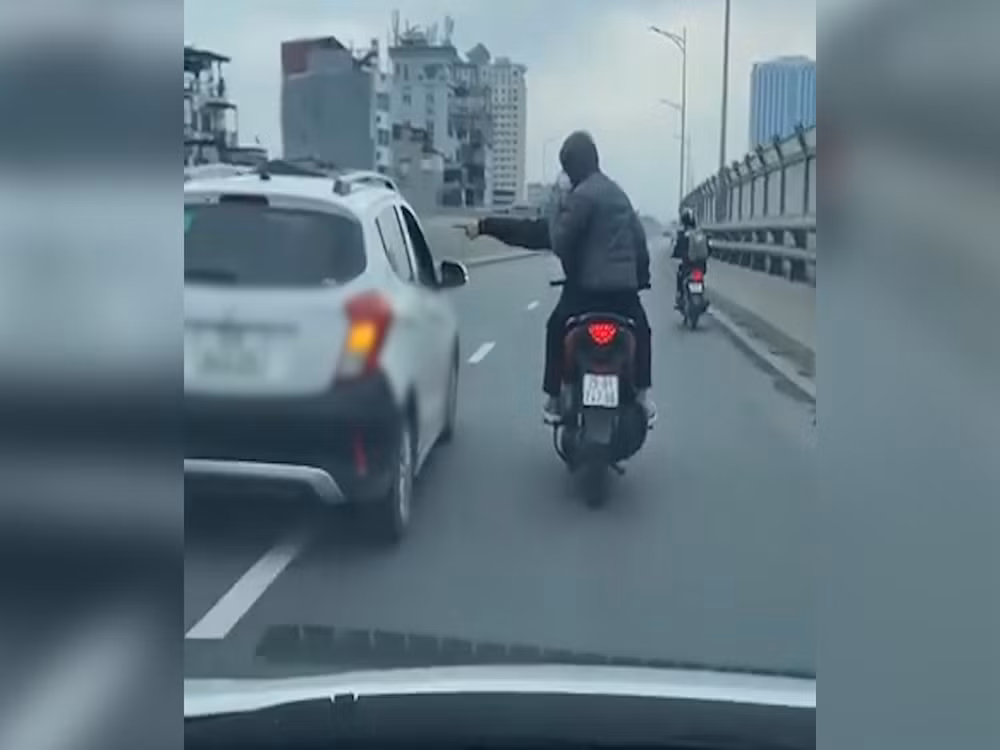 xac minh hai thanh nien di xe may tat dau oto danh nguoi tren duong vanh dai 2 hinh 1