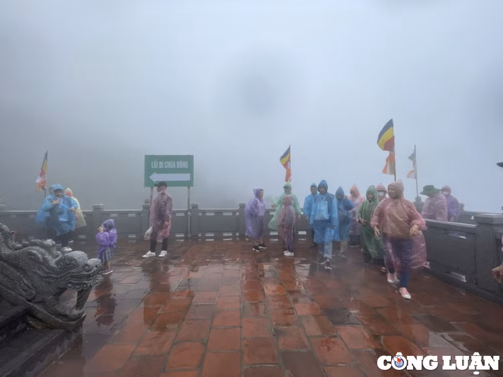 du khach doi mua chinh phuc chua thuong o tay yen tu hinh 14