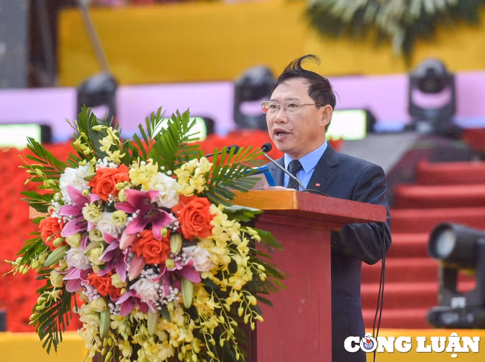 du khach doi mua chinh phuc chua thuong o tay yen tu hinh 4