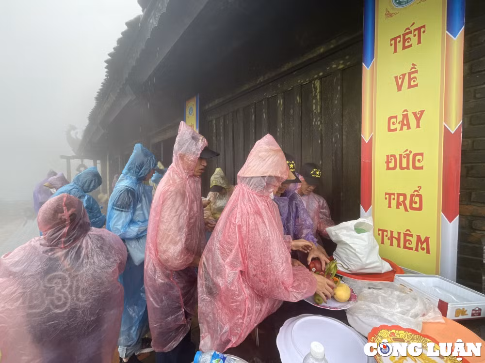 du khach doi mua chinh phuc chua thuong o tay yen tu hinh 16