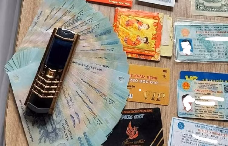 nhieu khach di tau bo quen tai san gia tri duoc phat hien va tra lai hinh 1