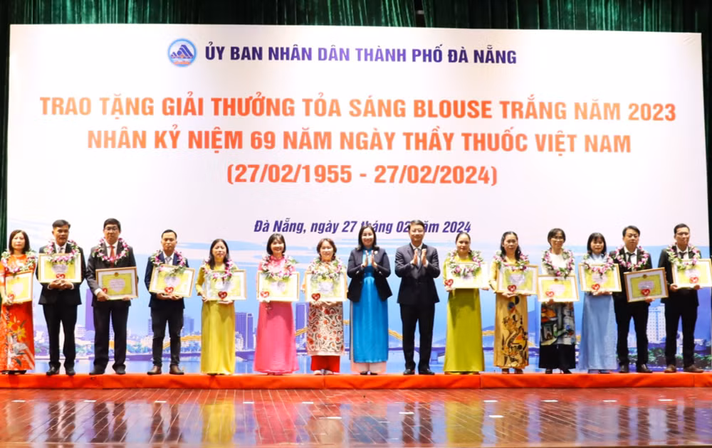 da nang ton vinh 20 y bac si doat giai thuong toa sang blouse trang nam 2023 hinh 1