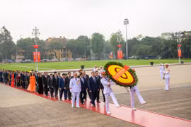 Lãnh đạo Đảng, Nhà nước và các đại biểu Quốc hội vào Lăng viếng Chủ tịch Hồ Chí Minh