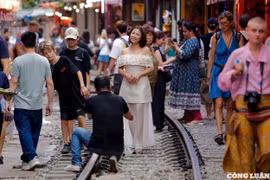 Hà Nội: Du khách vô tư ‘check-in’ đường tàu bất chấp lệnh cấm