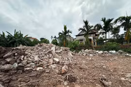 Văn Giang (Hưng Yên): Ngang nhiên san lấp đất công bằng bùn thải, xây dựng trái phép quy mô lớn
