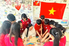 Báo Nhân Dân tặng gần 1 nghìn phụ san đặc biệt kỷ niệm 50 năm Ngày Thống nhất đất nước đến bạn đọc tỉnh Hà Nam
