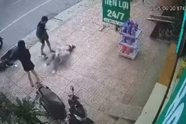 Nam thanh niên chặn xe, hành hung hai cô gái giữa đường ở Bắc Giang