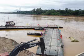 Cầu phao Phong Châu hoạt động trở lại sau hai ngày tạm dừng
