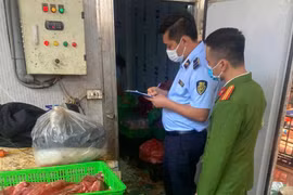 Hưng Yên: Phát hiện thịt lợn tím bầm, bốc mùi tại hai cơ sở giết mổ