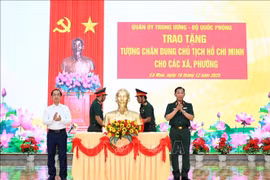 Quân ủy Trung ương - Bộ Quốc phòng trao tặng tượng chân dung Chủ tịch Hồ Chí Minh cho 64 xã, phường tại Cà Mau